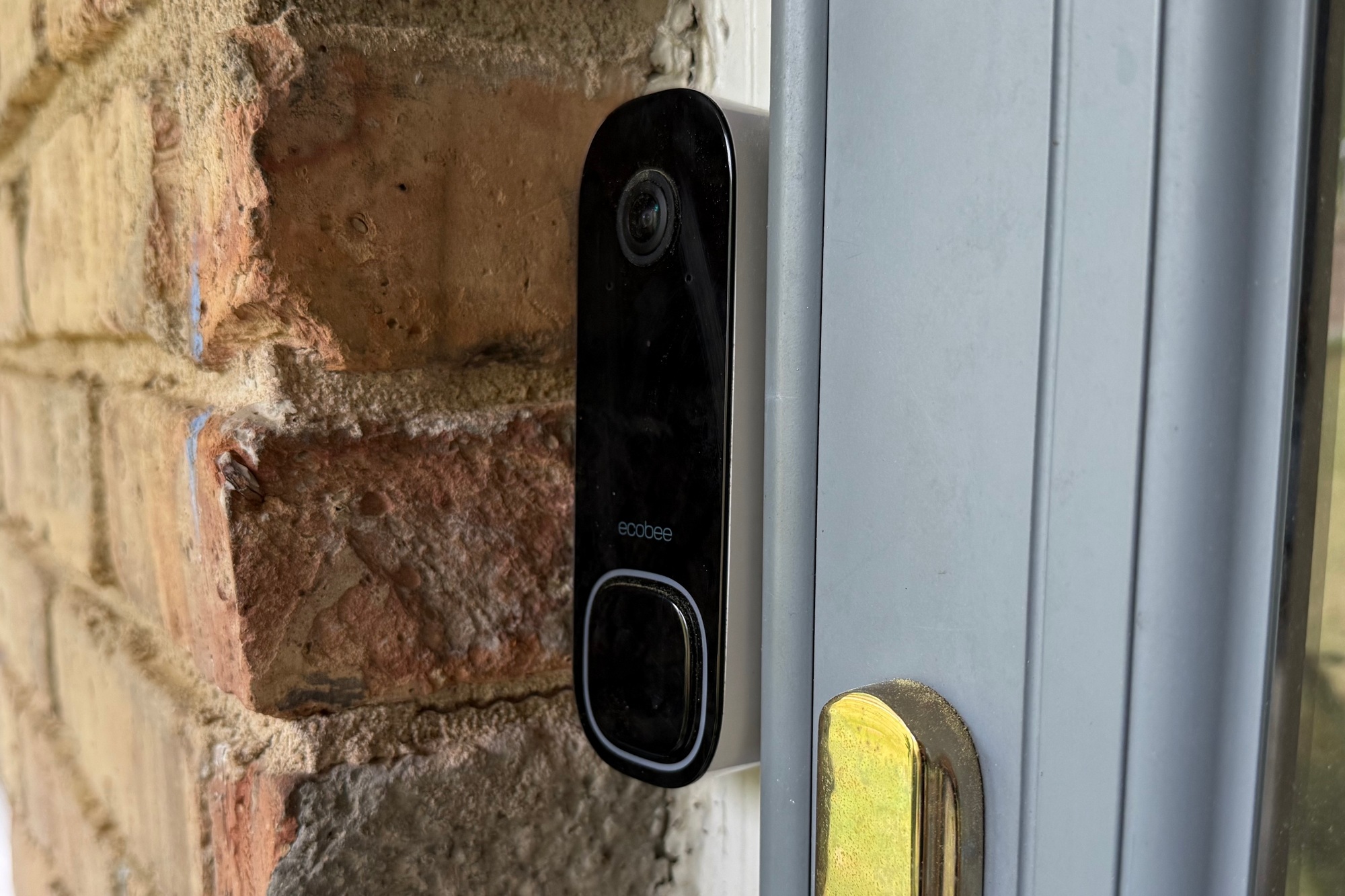 At a glance, this first-generation device offers an impressive range of features. It can be easily integrated with both analog and digital doorbell chimes. Additionally, it is compatible with popular smart home assistants such as Amazon Alexa, Apple HomeKit, Google Home, and Samsung