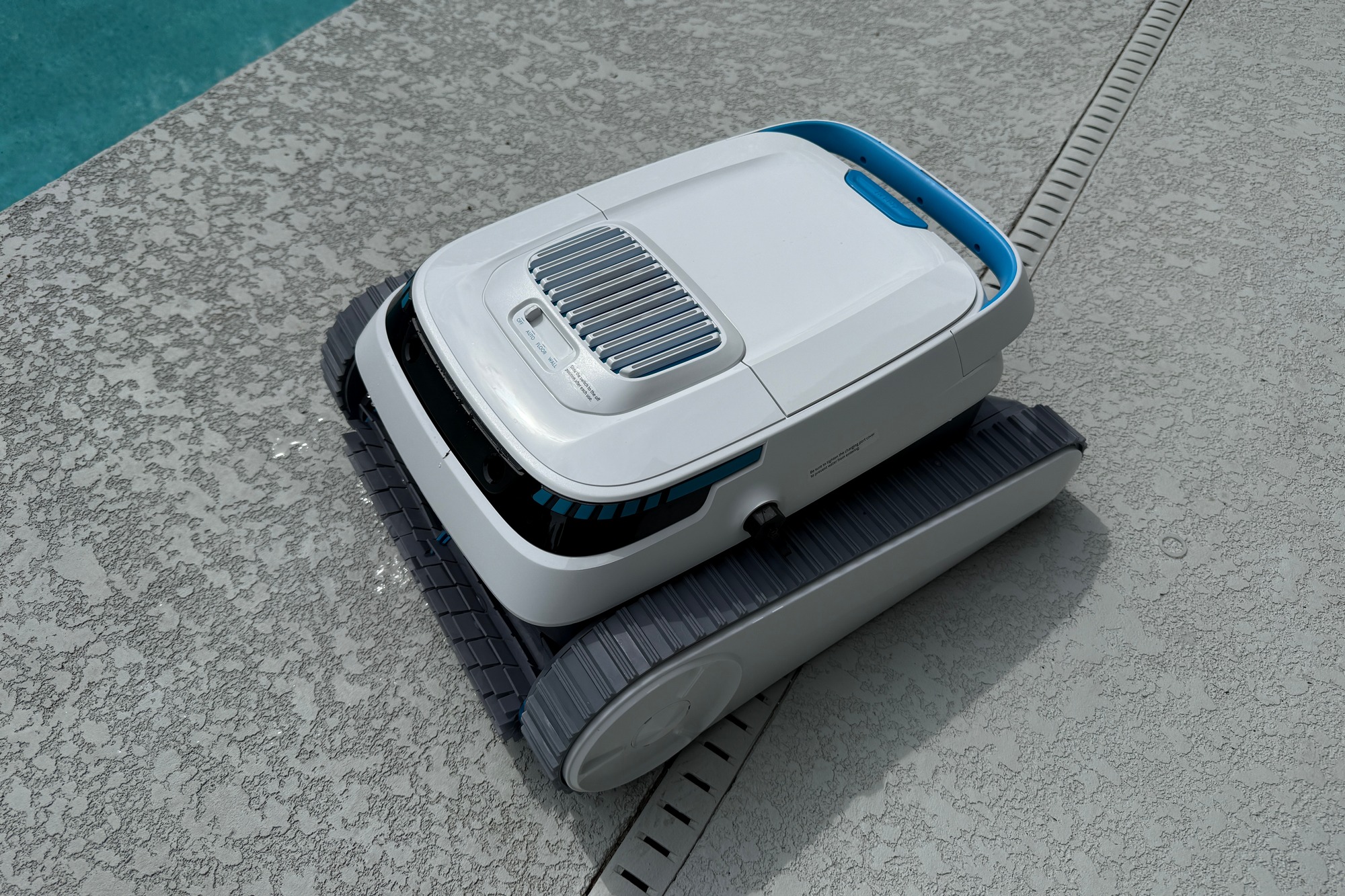 At a quick glance, this product has received high ratings from experts. It is reasonably priced for its size class and is user-friendly. While it may have a limited battery life, it is still easy to clean. However, some users have reported a short operating cycle and occasional misses