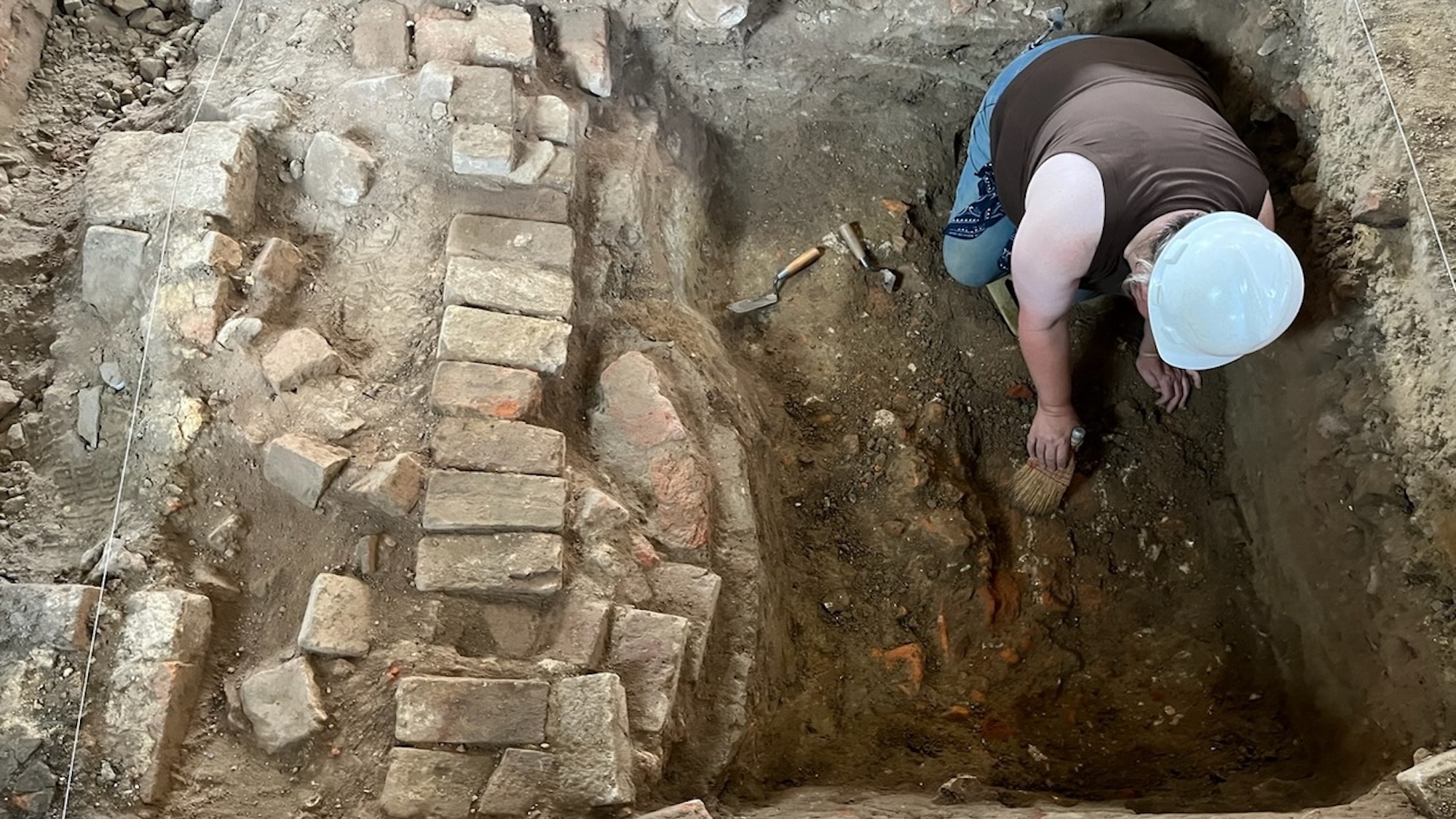 The Williamsburg Bray School site boasts a remarkably well-preserved foundation from the 18th century. Recently, archaeologists have uncovered a cellar at this historic location, believed to have been used as Americas first school for enslaved children. This discovery sheds light on the education and treatment of enslaved individuals during this time period